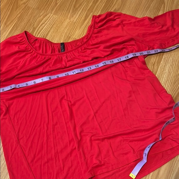 Red Relaxed Ruched Blouse with Three-Quarter Sleeves - Picture 4 of 5